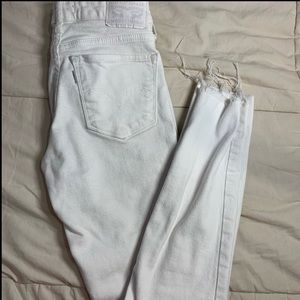 White Levi’s Jeans🤍